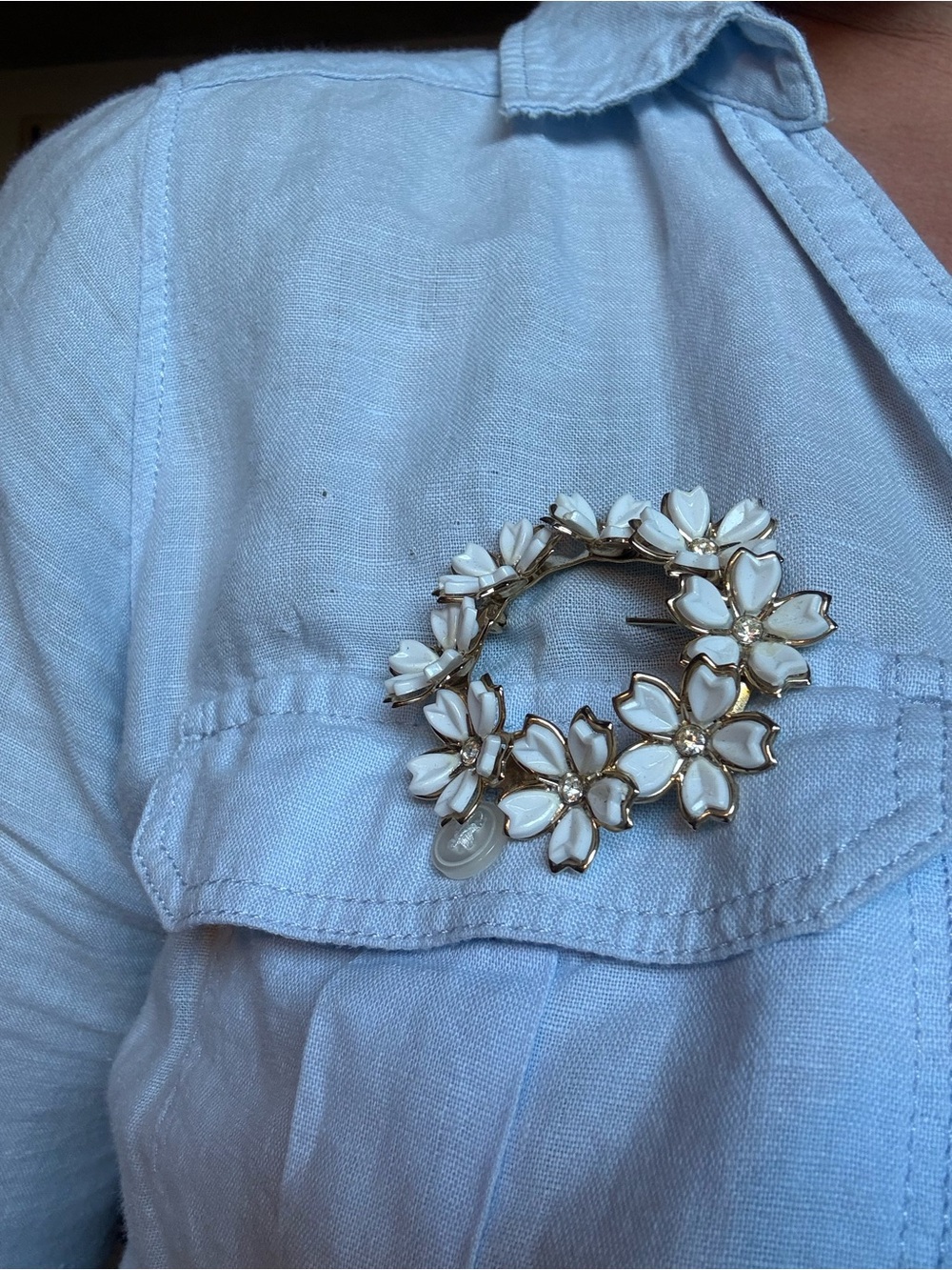 Vintage White Floral Wreath Brooch Rhinestone Gold Tone Mid Century